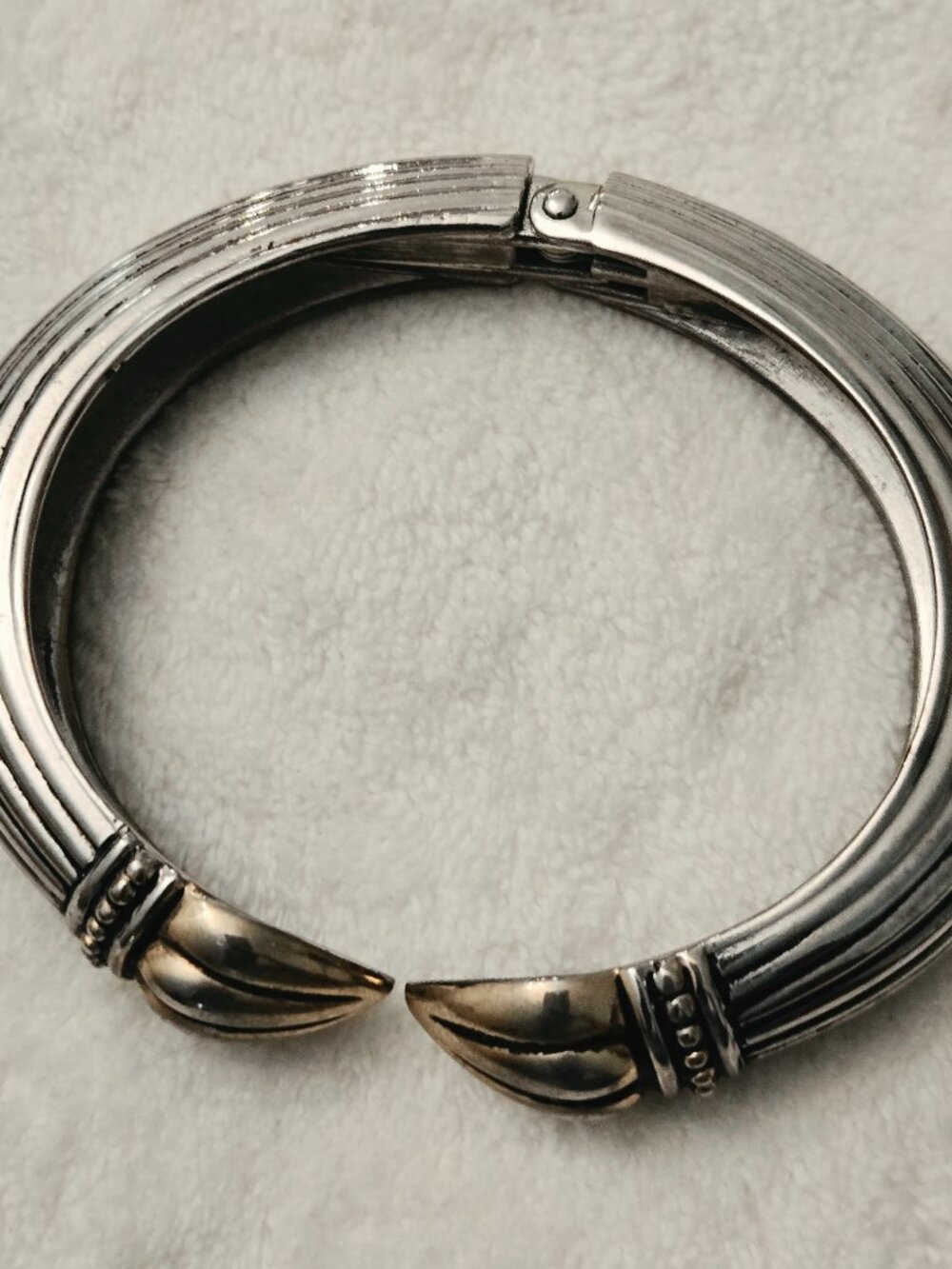 SOURCE UNKNOWN Women's Silver-Tone Ribbed Hinged Clasp Bracelet